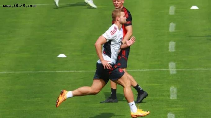 图片报：德利赫特在训练中展示了他“怪兽”般的双腿