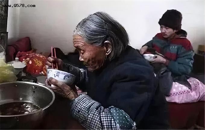 92岁母亲为仨智障儿子攒千斤粮食，两儿子先后离世，粮食今已吃光