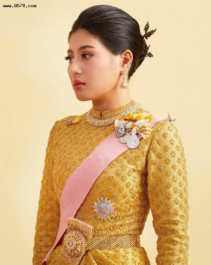 泰国小公主现身巴黎时装周，穿4800英镑连衣裙，造型令人眼前一亮