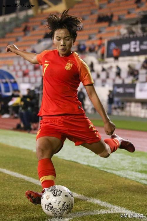 “足球小姐”王霜：5岁被父母抛弃，姨父姨母将她培养成中国骄傲