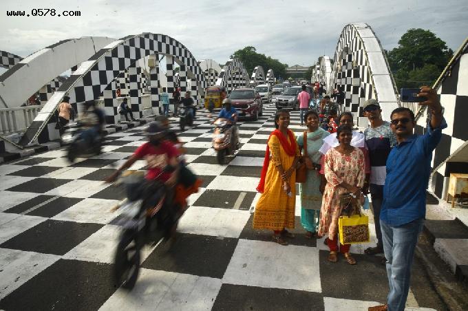 印度一大桥被漆成黑白棋盘色 迎接即将举行的国际象棋奥赛