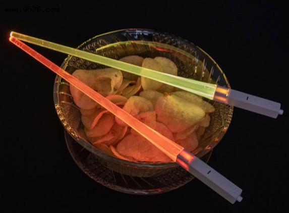 日厂发售创意游戏发光筷子 9色发光照亮玩家碗碟