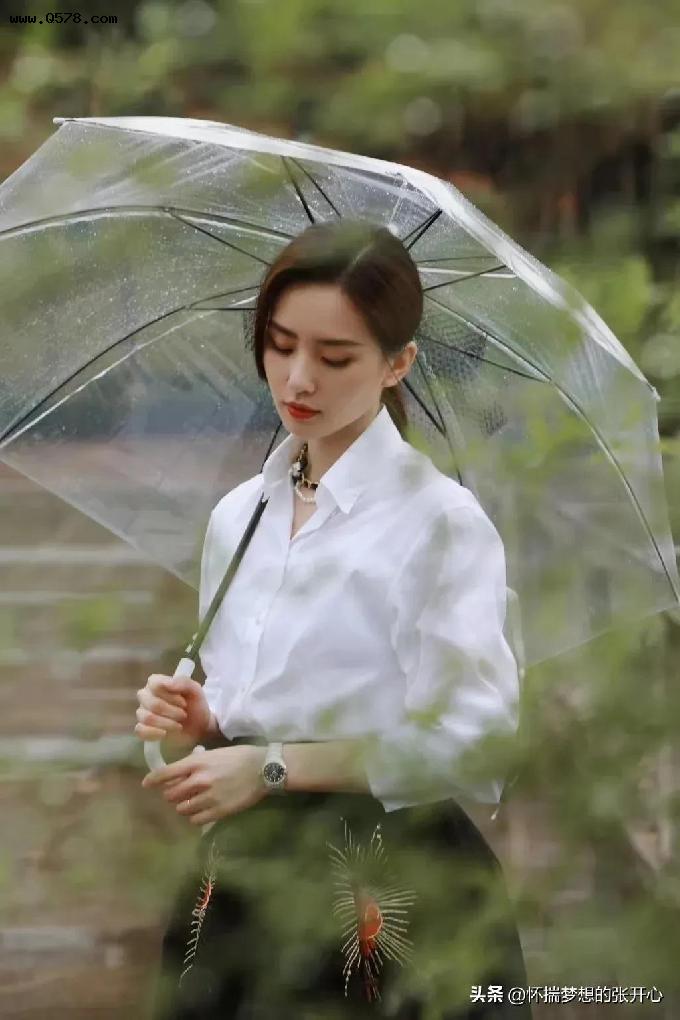 刘诗诗雨中漫步好有意境，衬衫配伞裙优雅浪漫，挺拔身姿太美了