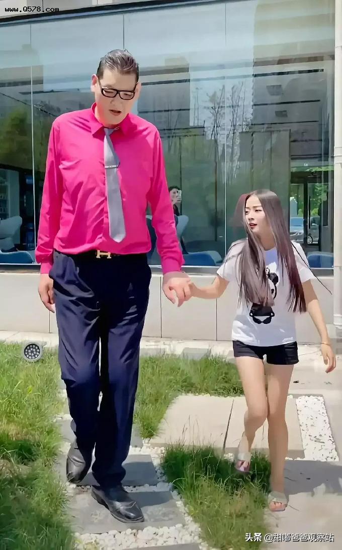 亚洲“第一巨人”张欢2.38米，妻子仅1.55米，他们是怎么生活的？