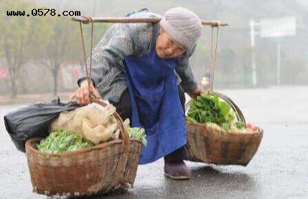 100岁婆婆没人照顾，带着70岁儿媳，集市卖菜，看着什么感受？