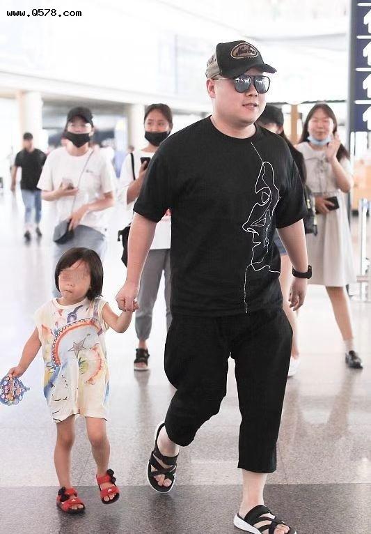 小岳岳带女儿走机场，自己穿得很潮却像大佬，女儿穿居家服超可爱