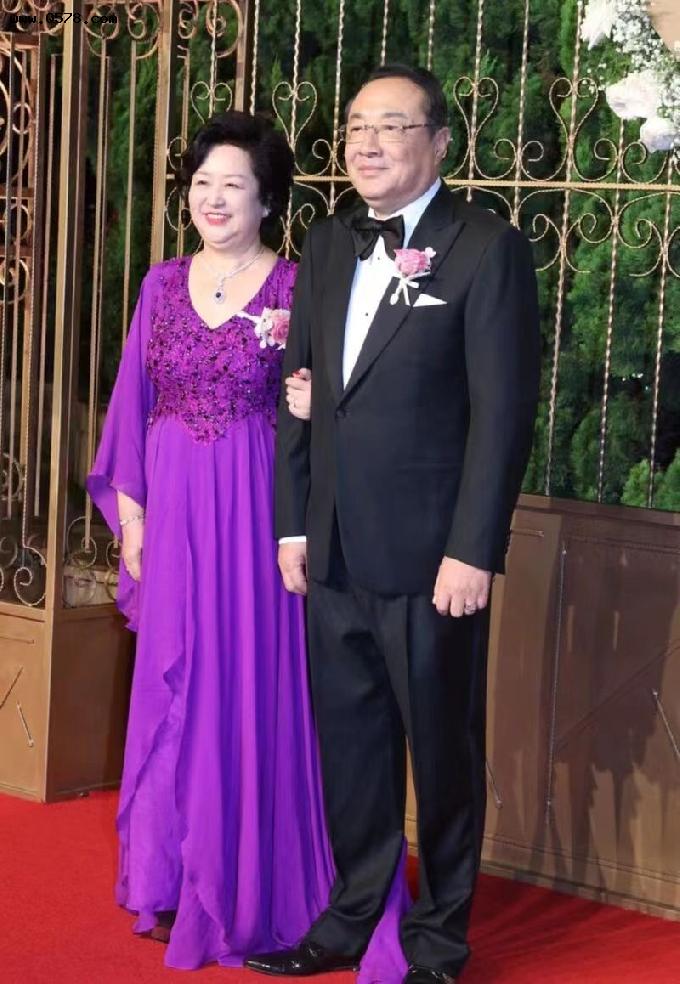 黄晓明妈妈好美啊！和大佬爸爸挽手现身，妈妈穿紫裙年轻像50岁