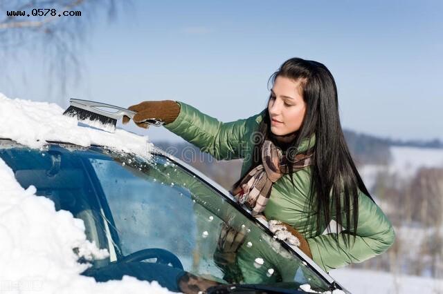 下雪后如何快速的清理汽车上面的积雪和冰？