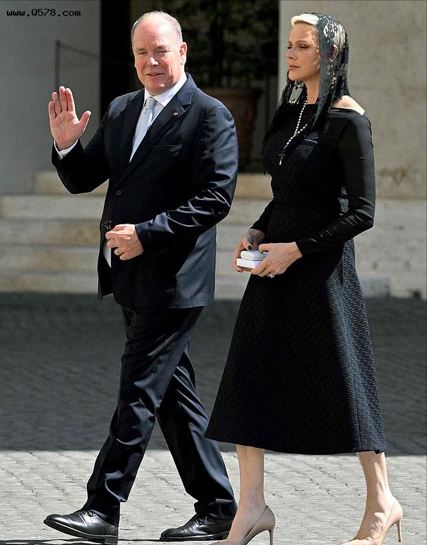 摩纳哥王妃见梵蒂冈教皇大变样！穿小黑裙戴黑头纱好美，仙气十足