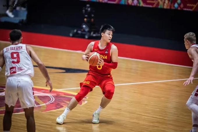 中国男篮球员基本功太差，姚明，易建联都退役了，回到巅峰太难了