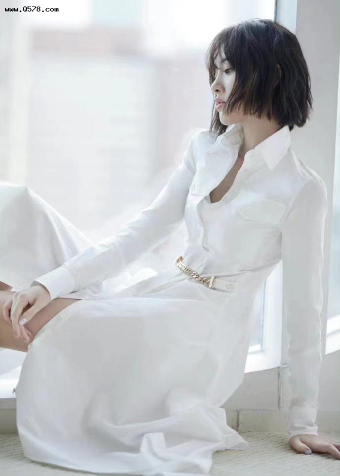 唐艺昕穿白色衬衫长裙恬静清新，极简优雅风又酷又美