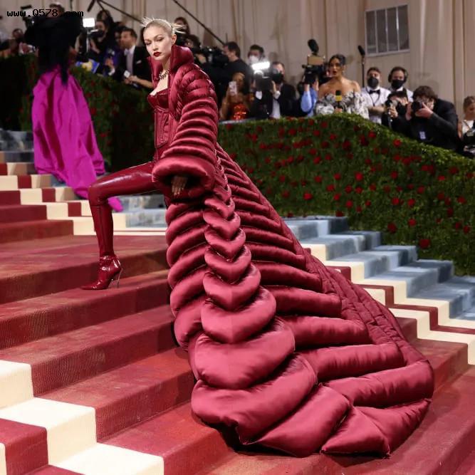 2022年欧美电视剧演员吉吉哈迪德在红毯上全红色范思哲服装最耀眼