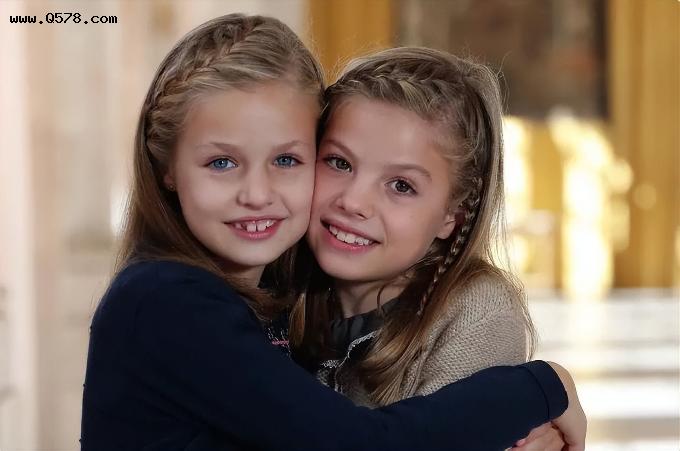 西班牙姐妹花公主，新发型与服装不再像双胞胎，姐姐脸圆妹妹耐看
