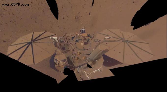 NASA展示布满尘埃的InSight着陆器的“最后一张自拍照”
