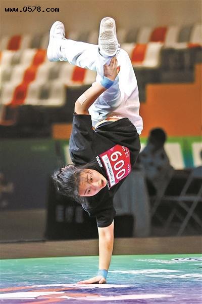 中国女孩刘清漪首夺霹雳舞世界冠军