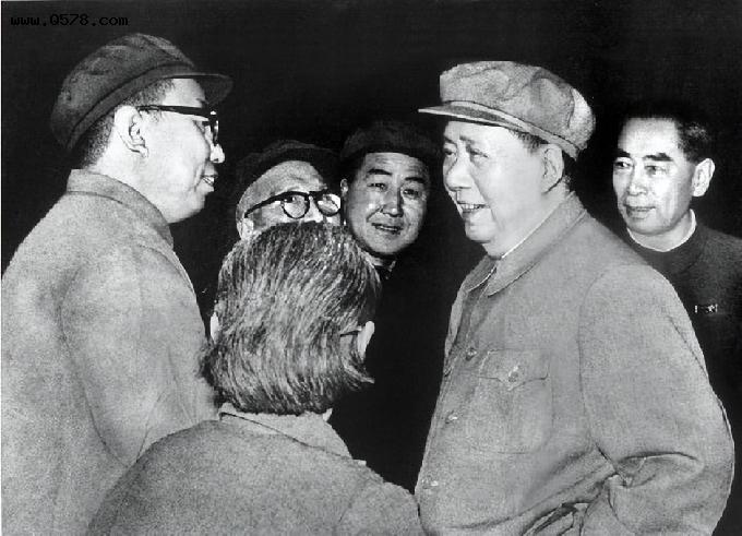 1976年，华国锋自认无法胜任中央军委一职，上级派谁协助了他？