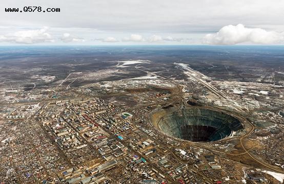 飞越俄罗斯，带你走进世界钻石之城米尔尼，看看世界最大的钻石矿