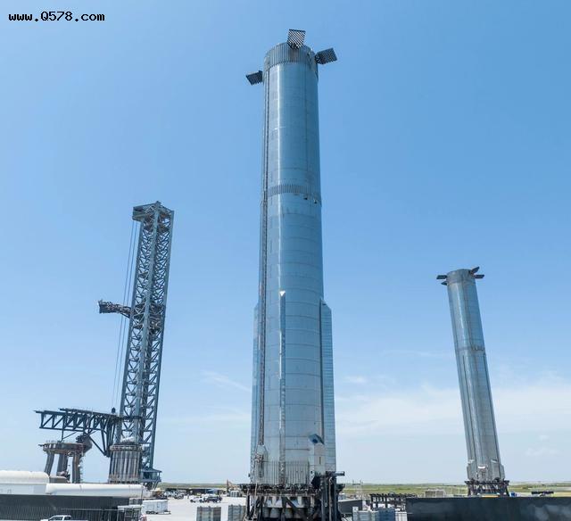SpaceX进行超重型助推器发动机点火测试，工程师正在安装所有引擎