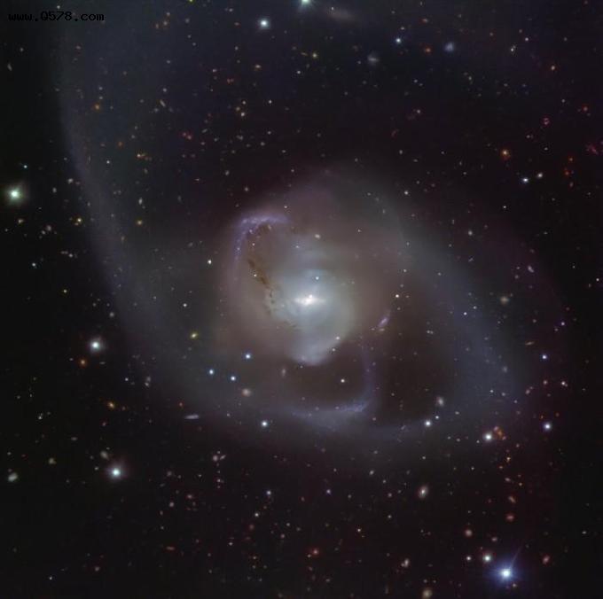 欧空局拍摄到壮观的星系“舞蹈”其中心有两个危险接近的超大质量黑洞