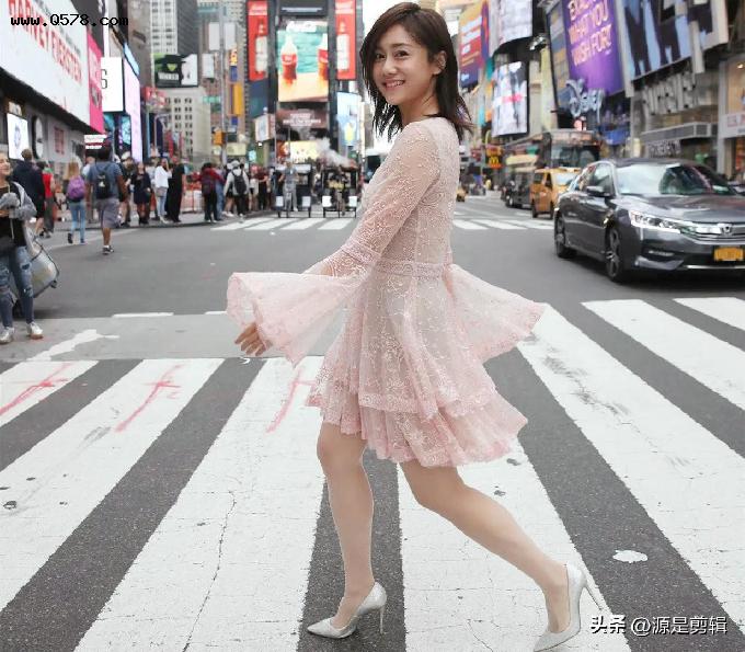 刘芸早期街拍穿粉色长裙搭配银色高跟鞋，少女感十足 ​​​