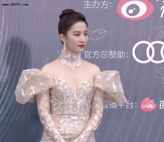 刘亦菲电影之夜，金色礼服大气高级，生图却引起争议