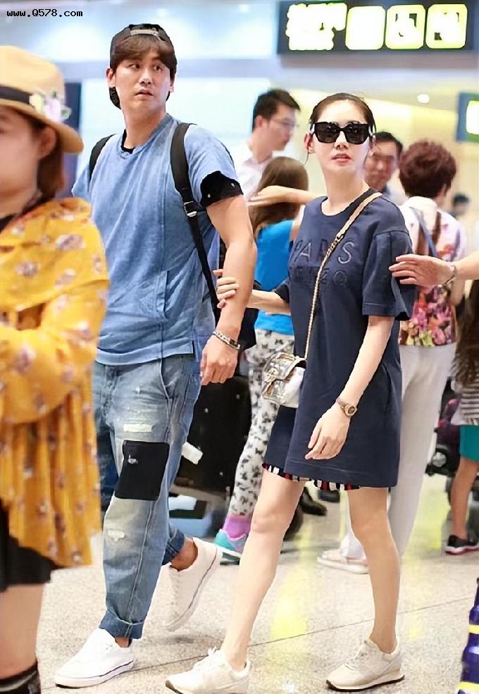 秋瓷炫携夫人走机场，背五位数大牌包看着却朴素，老公穿得很韩范