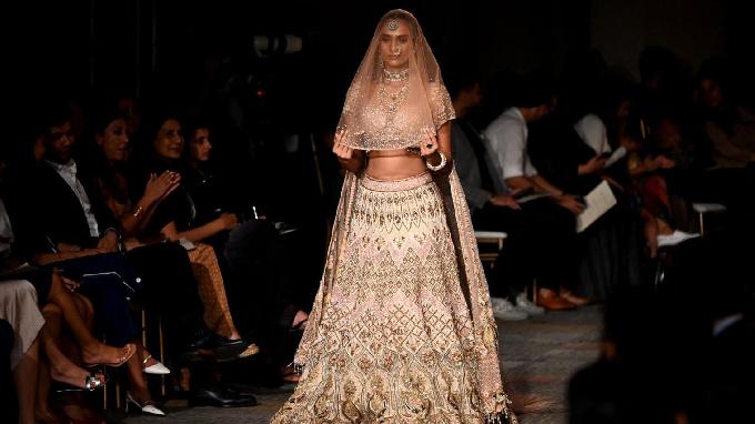 印度时装周揭示了今年的新娘装趋势