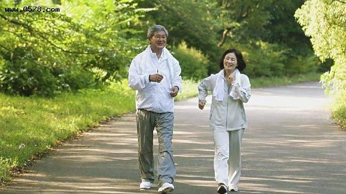 60岁后，坚持走路有助长寿？牢记“4宜”和“4忌”，健康又安全