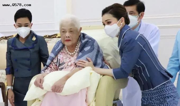 泰国王太后90岁庆生照！满头银发穿一身粉嫩不违和，红唇妆容抢镜
