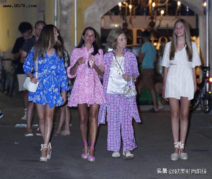 50岁西班牙王后挑战粉色超短裙，打扮得比两个女儿还粉嫩，太大胆