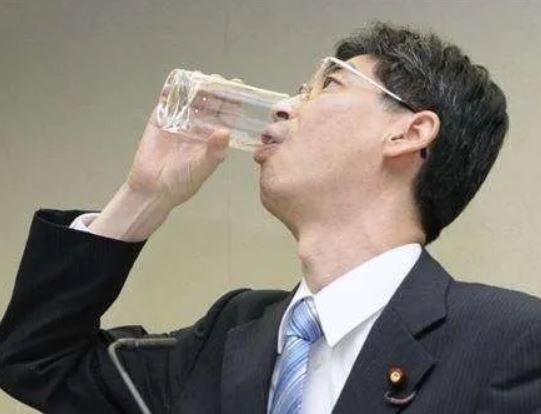 喝核废水的日本官员怎么样了?死了没?