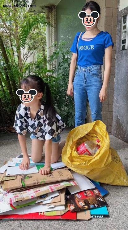 小女孩捡一堆废品放在家门口，妈妈满是疑惑：我没给你零花钱吗