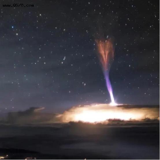 历来最强“巨大喷流”闪电喷向太空，相当于60道普通闪电