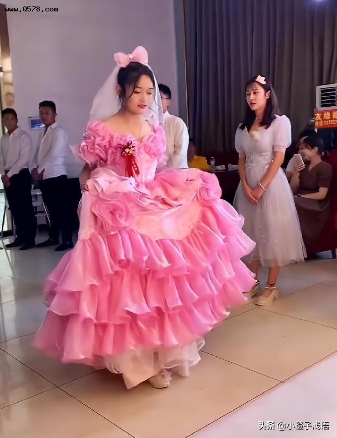 山东，新娘结婚穿自己设计的粉色婚纱引热议：太土了粉色代表二婚