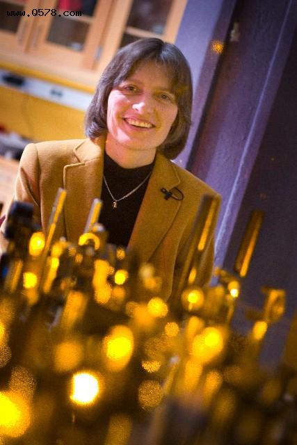 丹麦物理学家Lene Hau在1999年就成功减缓了光速