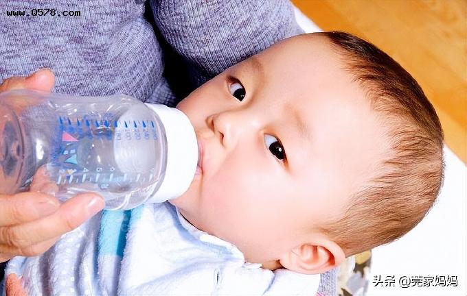 水喝不对“伤身”，8种水不能给宝宝喝，5个缺水信号要留意