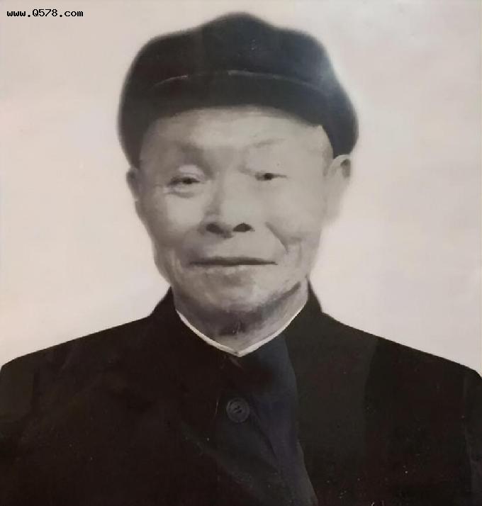 56年北京开劳模大会，周恩来对毛主席小声地说：老班长今天也来了