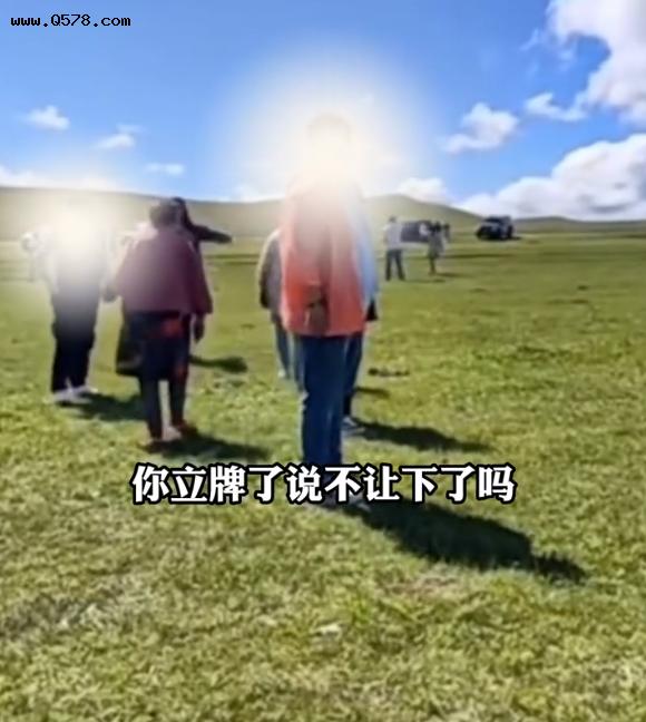 内蒙古：游客开车碾压草原不听劝，牧民上前制止遭辱骂“不是人”