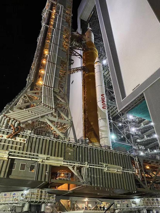 NASA登月火箭再出发前往发射台，最早6月19日测试