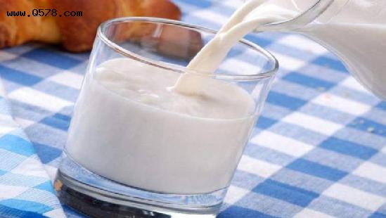 牛奶营养丰富，但是有4类人最好不要喝，越喝对身体健康越不利