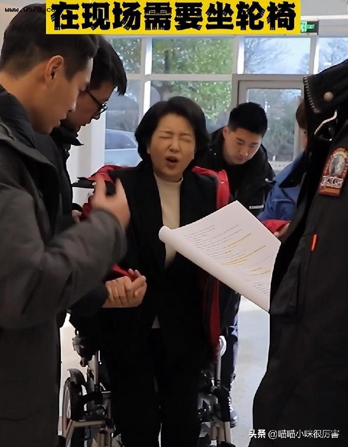 54岁江珊近照曝光，身体不适需拍戏要坐轮椅，女神老了魅力依旧