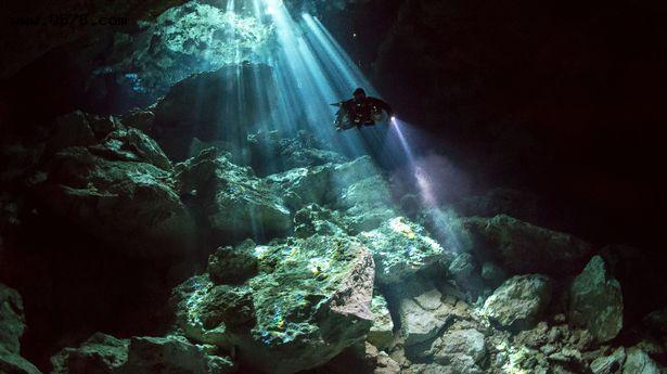 神秘的水下溶洞，“像另一个世界”，墨西哥潜水员拍下照片