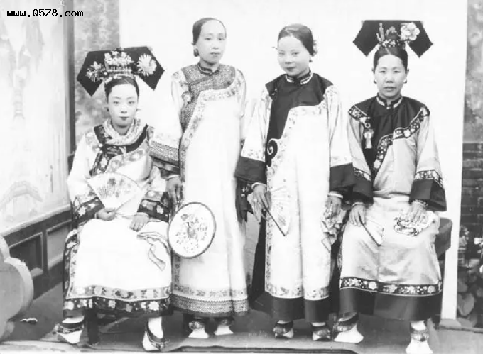清朝的妃子都是千挑万选出来的，为何留下来的照片，个个都很丑？