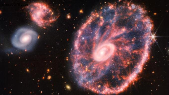 在新的韦伯望远镜图像中，罕见类型的星系令人眼花缭乱