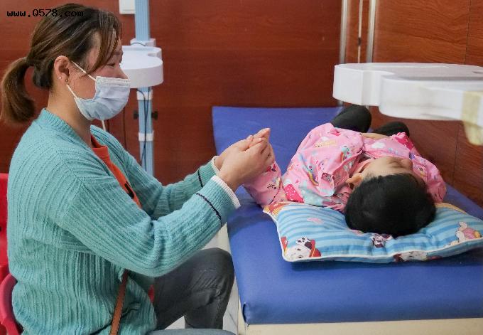 2岁女童高烧在ICU里抢救13天，出来后“昏睡不醒”，妈妈后悔不已
