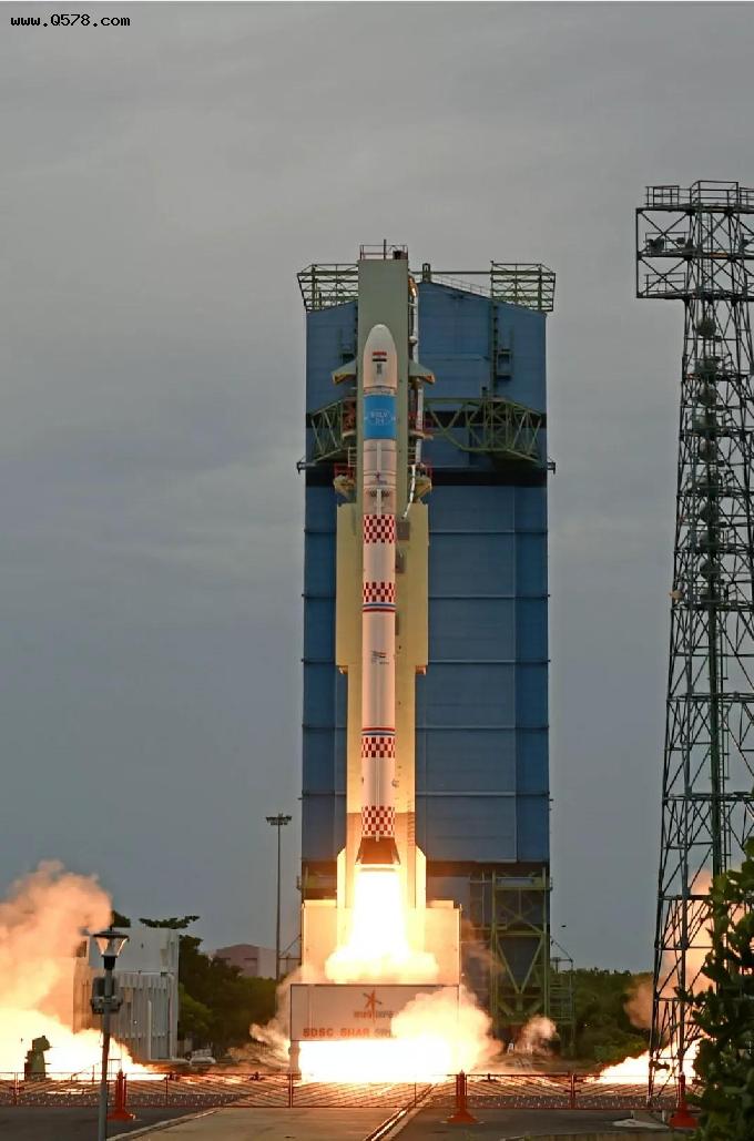 印度火箭的里程碑！百吨级固体运载火箭首飞，一箭双星稍欠火候