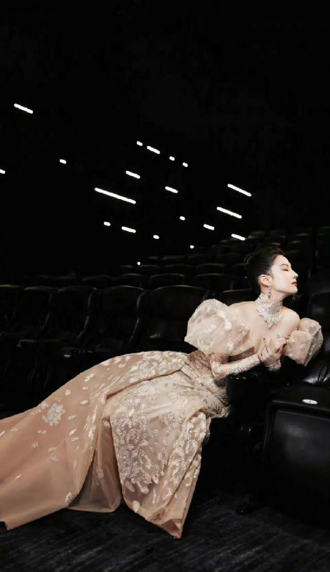刘亦菲电影之夜造型释出，一袭香槟金色泡泡袖刺绣长裙，优雅大气
