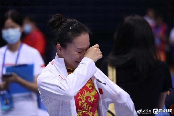 特写丨蹦床奥运冠军朱雪莹泪洒赛场 有遗憾仍需努力