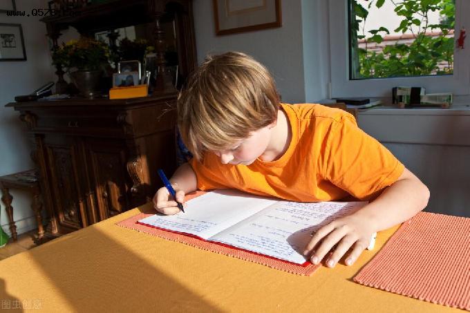 不写暑假作业被批评：9岁男孩开启“说走就走”的旅行