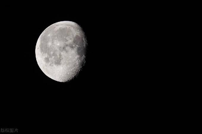 月球正以每年3.8厘米的速度远离地球，原因是什么？